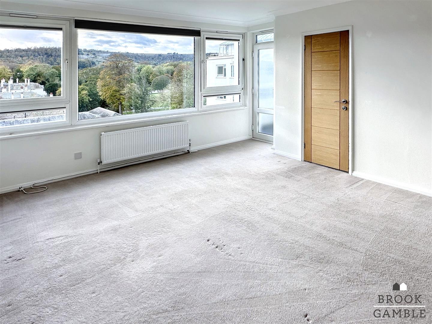 2 Bedroom Flat - Purpose Built. Compton Place Road in Eastbourne,  7